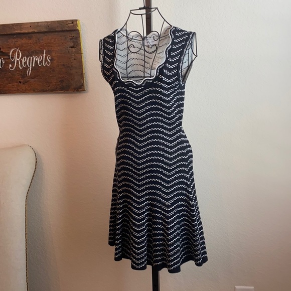 John + Jenn black and white fitted pattern dress - Picture 1 of 4